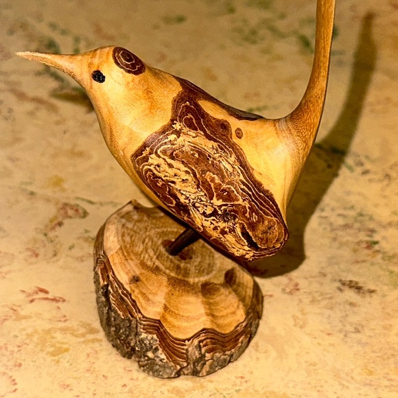 Hand Carved bird, signed by the artist - Picture 5 of 8